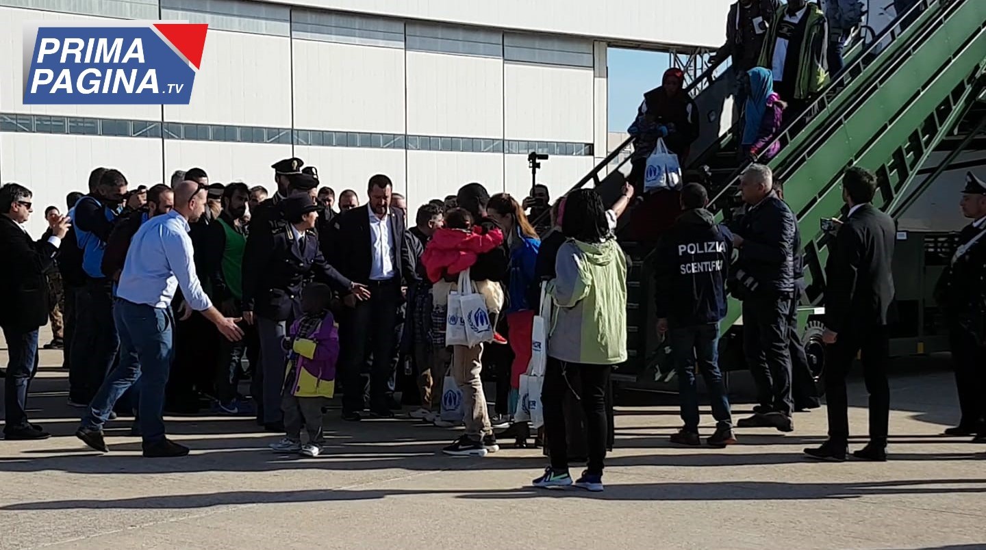PRATICA DI MARE: SALVINI accoglie i migranti all'aeroporto militare